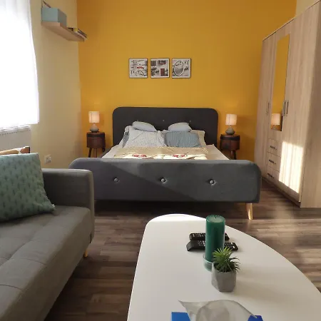 Yellow Apartment Debreţin Exterior foto